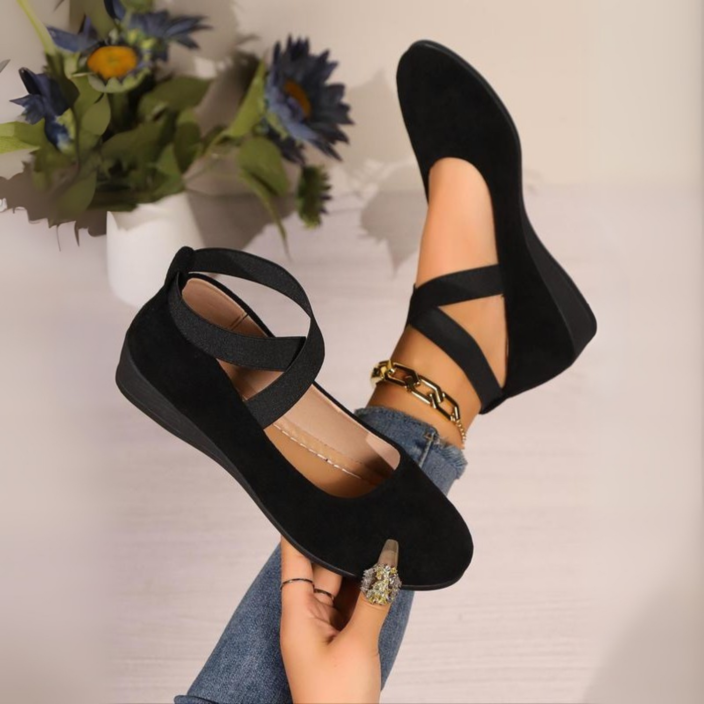 Lorie | The Chic Comfort Wedges