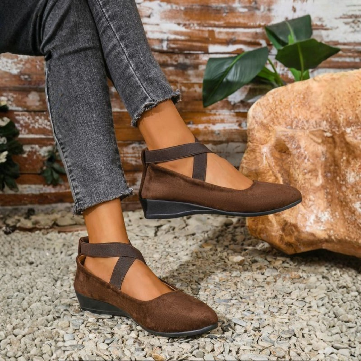Lorie | The Chic Comfort Wedges