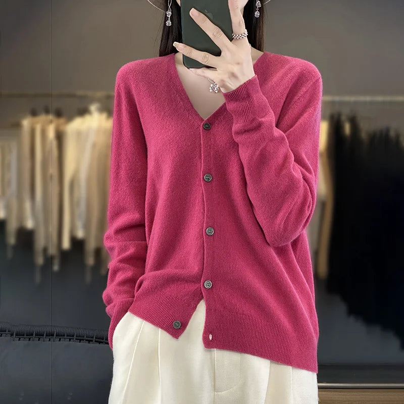 CYRA | CLASSIC V-NECK CARDIGAN