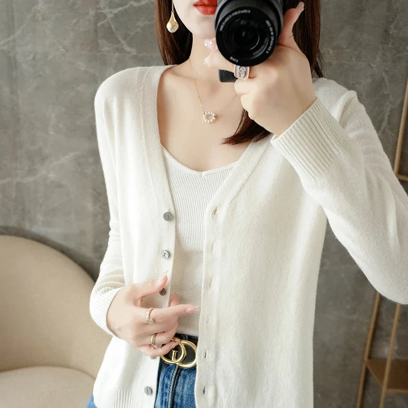 RAYNE | ELEGANT V-NECK CARDIGAN