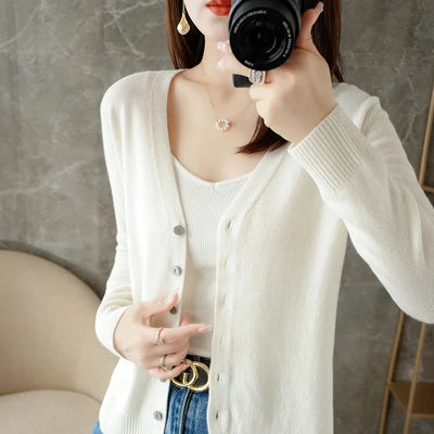 RAYNE | ELEGANT V-NECK CARDIGAN