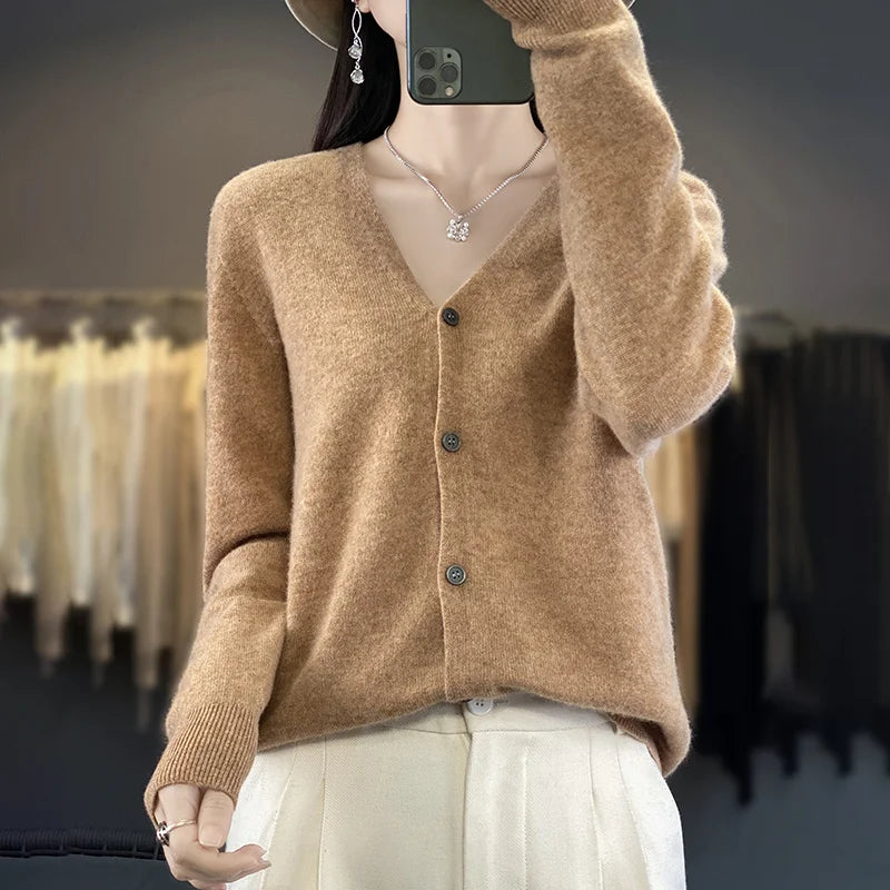 CYRA | CLASSIC V-NECK CARDIGAN