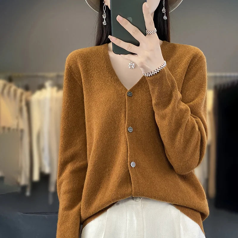 CYRA | CLASSIC V-NECK CARDIGAN