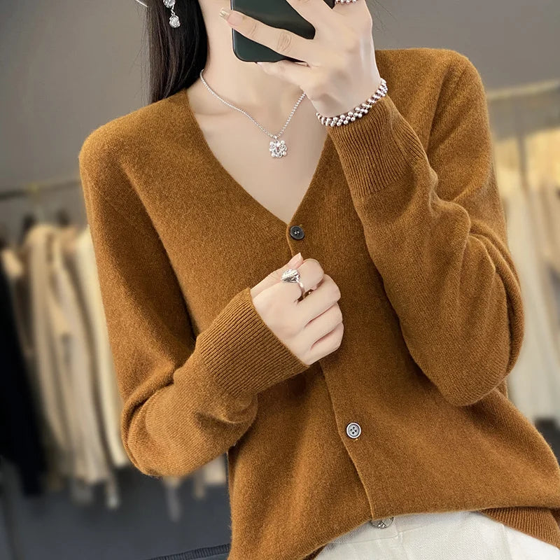 CYRA | CLASSIC V-NECK CARDIGAN