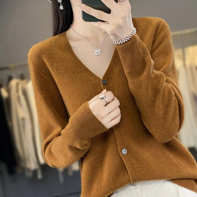 CYRA | CLASSIC V-NECK CARDIGAN