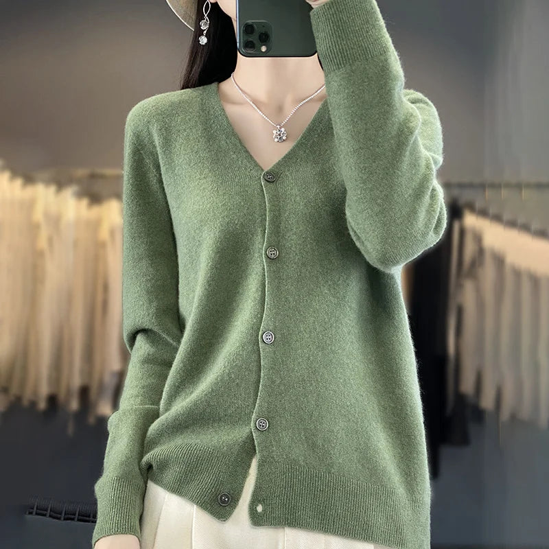 CYRA | CLASSIC V-NECK CARDIGAN