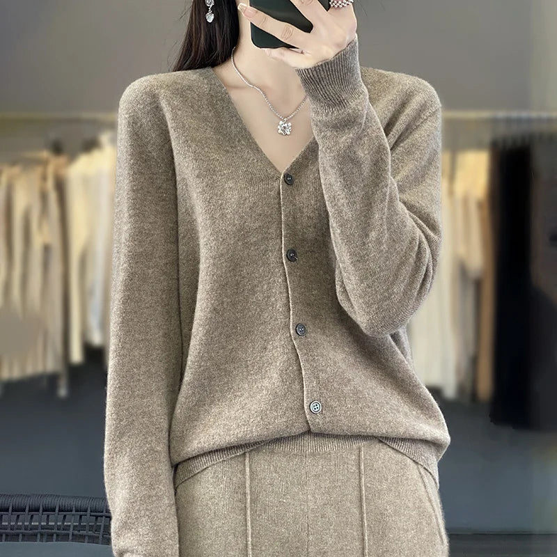 CYRA | CLASSIC V-NECK CARDIGAN