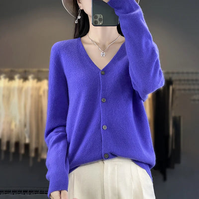 CYRA | CLASSIC V-NECK CARDIGAN