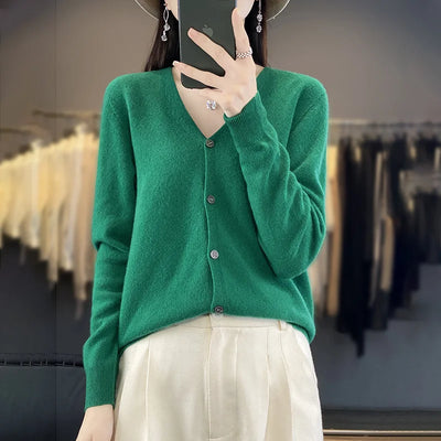 CYRA | CLASSIC V-NECK CARDIGAN