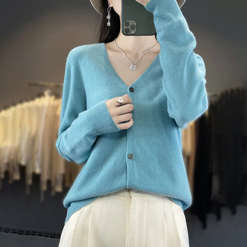 CYRA | CLASSIC V-NECK CARDIGAN