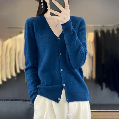 CYRA | CLASSIC V-NECK CARDIGAN