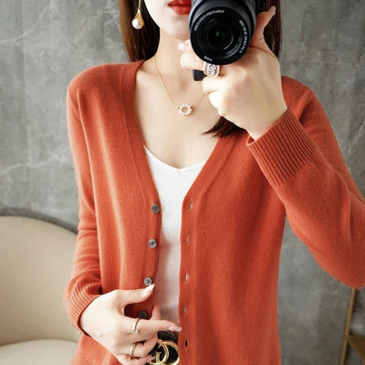 RAYNE | ELEGANT V-NECK CARDIGAN