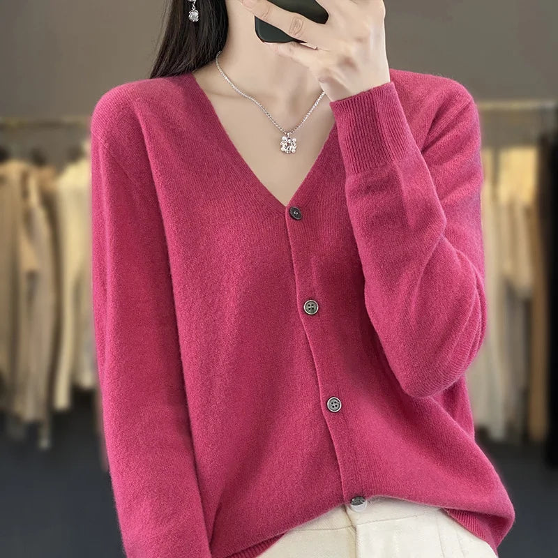CYRA | CLASSIC V-NECK CARDIGAN