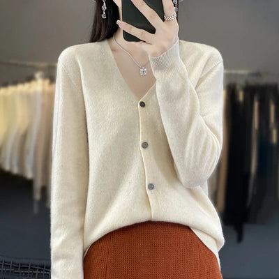 CYRA | CLASSIC V-NECK CARDIGAN