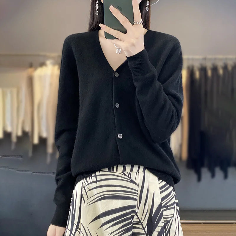 CYRA | CLASSIC V-NECK CARDIGAN