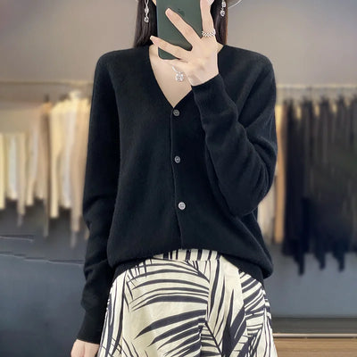 CYRA | CLASSIC V-NECK CARDIGAN